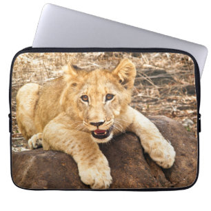 Tiger Cub neemt ademruimte op een rots Laptop Sleeve