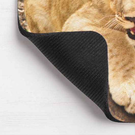 Tiger Cub neemt ademruimte op een rots Muismat (Hoek)