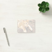 Tiger Cub neemt ademruimte op een rots Post-it® Notes (Kantoor)