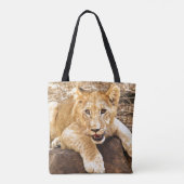 Tiger Cub neemt ademruimte op een rots Tote Bag (Achterkant)