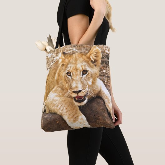 Tiger Cub neemt ademruimte op een rots Tote Bag (Dichtbij)