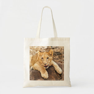 Tiger Cub neemt ademruimte op een rots Tote Bag