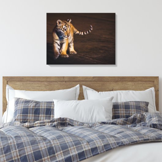 Tiger Cub Walking Canvas Afdruk (Insitu (Slaapkamer))