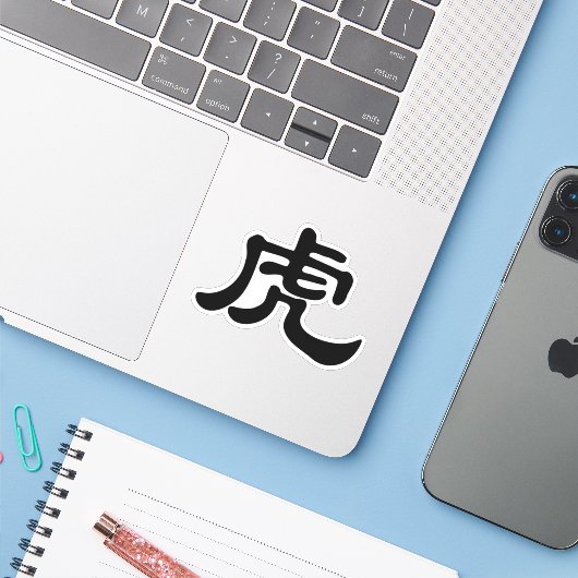 TIGER in het Chinees — Zodiadier Sticker (Laptop met iPhone)