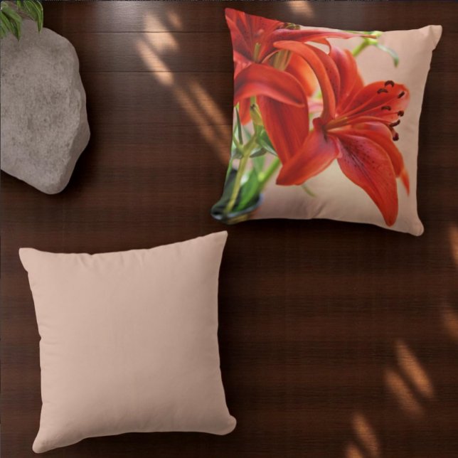 Tiger Lily sluit foto's af Kussen (throw pillow front flower photo and back matching solid color)
