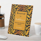 Tiger stripe gereserveerd teken reclamebord met voetstuk (Insitu)