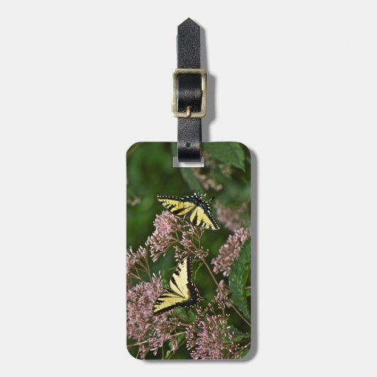 Tiger Swallowtail Butterflies over Joe Pye Weed Bagagelabel (Voorkant verticaal)