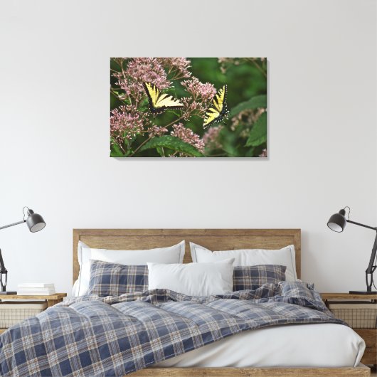 Tiger Swallowtail Butterflies over Joe Pye Weed Canvas Afdruk (Insitu (Slaapkamer))