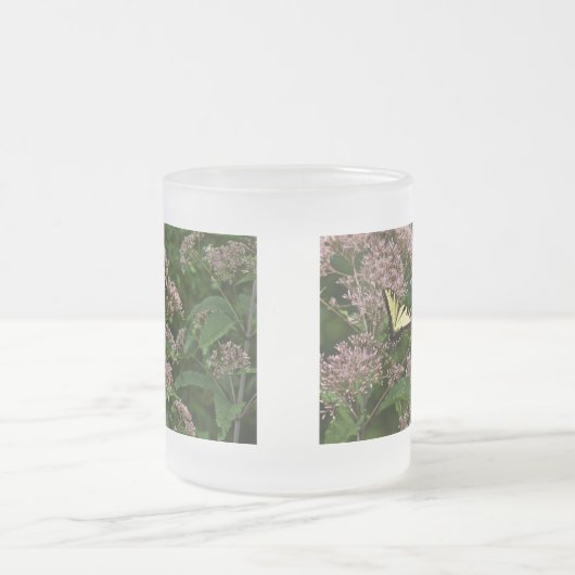 Tiger Swallowtail Butterflies over Joe Pye Weed Matglas Koffiemok (Center)