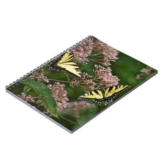 Tiger Swallowtail Butterflies over Joe Pye Weed Notitieboek (Linkerzijde)