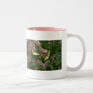 Tiger Swallowtail Butterflies over Joe Pye Weed Tweekleurige Koffiemok