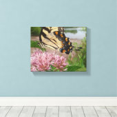 Tiger Swallowtail Butterfly op Milkweed Canvas Afdruk (Insitu (Houten vloer))