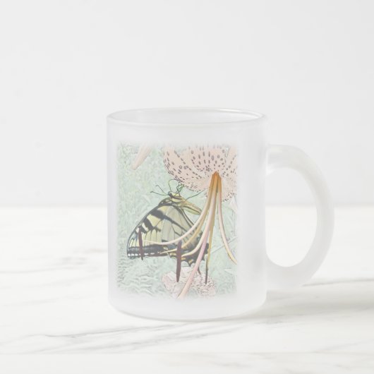 Tiger Swallowtail Butterfly op Turks Pet Lily Matglas Koffiemok (Rechts)