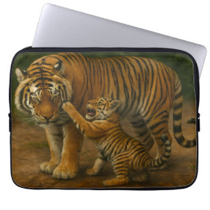 Tiger Tenderness - ouder en welp in het bos Laptop Sleeve