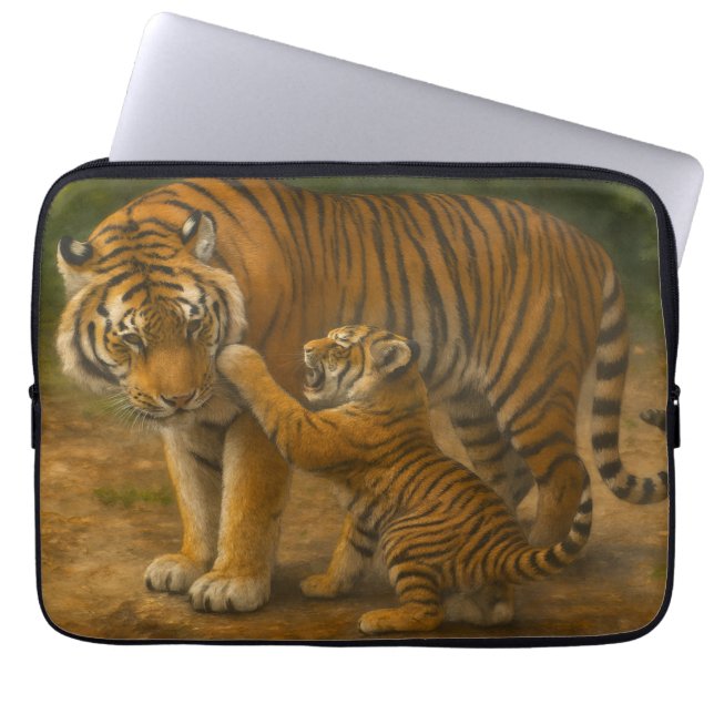 Tiger Tenderness - ouder en welp in het bos Laptop Sleeve (Voorkant)