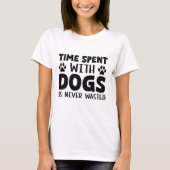 Tijd besteed aan honden wordt nooit verspild t-shirt (Voorkant)