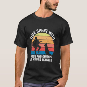 Tijd doorgebracht met honden en gitaren is nooit v t-shirt