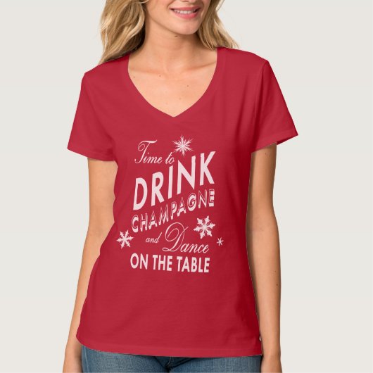 Tijd om champagne te Drinken en op de tafel rood t T-shirt (Voorkant)