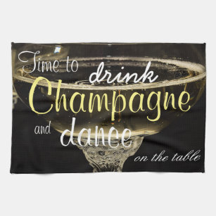 Tijd om champagne te drinken en te dansen op tafel theedoek