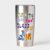Tijd om dat glas weer op te pakken geïsoleerde drinkbeker (Achterkant)