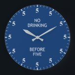 Tijd om Funny Bar Pub Alcohol Fan Blue Clock te Dr Grote Klok<br><div class="desc">"niet drink voor vijf",  "zijn altijd 17:00 uur drink",  "grappige humor humoristische grap",  "alcoholbar drink grap",  "alcoholhoudende humor voor drankbakkersverkoop",  "pub sign decor decoration",  "cocktails bibberen lol"</div>