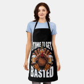 Tijd om geroerbakte kalkoenbier te serveren met Th Schort (Gedragen)