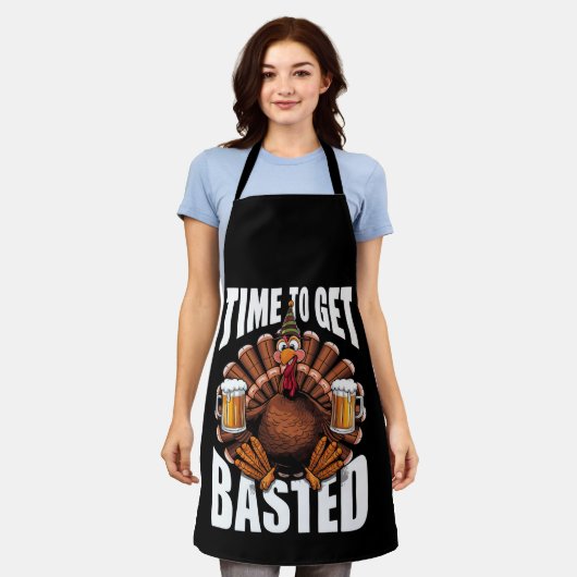 Tijd om geroerbakte kalkoenbier te serveren met Th Schort (Gedragen)