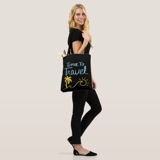 Tijd om naar het strand te reizen tote bag (Op model)