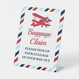 Tijd vliegt vliegtuig verjaardag bagageclaim bord reclamebord met voetstuk