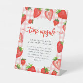 Tijdcapsule | Roze aardbei Gingham Verjaardag Reclamebord Met Voetstuk (Voorkant)