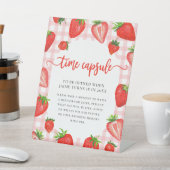 Tijdcapsule | Roze aardbei Gingham Verjaardag Reclamebord Met Voetstuk (Insitu)