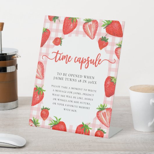 Tijdcapsule | Roze aardbei Gingham Verjaardag Reclamebord Met Voetstuk (Insitu)