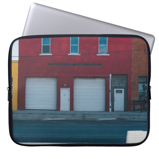 TIJDENS DAGEN GESLOTEN WIT-GARAGE LAPTOP SLEEVE (Voorkant)