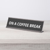 TIJDENS EEN KOFFIEPAUZE BUREAU NAAMBORDJE (Voorkant)