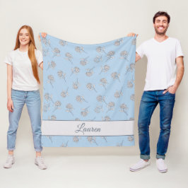 Tijdloos botanisch bloemmotief, zachtblauw monogra fleece deken