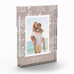 Tijdloos Elegant Ontwerp Overlay Familie Fotoblokken<br><div class="desc">Dit charmante fotoblock bevat je favoriete foto omgeven door een mooie rand van witte bladeren, stippen en bessen op een taupe achtergrond. VERANDER de achtergrondkleur zodat deze bij je foto past. VERANDER de tekst 'tijdloos' in alles wat je wilt - TIP: zet je tekst tussen de twee vierkanten om de...</div>