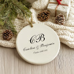 Tijdloos Elegant Zwart-wit Script Monogram Keramisch Ornament<br><div class="desc">Voeg een vleugje tijdloze elegantie toe aan uw vakantiedecor met dit zwart-witte script monogram keramisch ornament, ideaal voor het vieren van speciale momenten en het creëren van gepersonaliseerde souvenirs; met een klassiek script monogram op een vet zwart-wit ontwerp, maakt dit ornament een attent cadeau voor pasgetrouwden, gezinnen en iedereen die...</div>