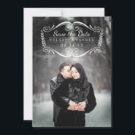 Tijdloos | Moderne Klassieke Foto Save the Date<br><div class="desc">Een met de hand getekende krul lijst voegt een tijdloze touch toe aan deze elegante Save the Dates. Tekst sjablonen op de achterkant van de kaart voor extra Save the Date informatie. Achtergrondkleur en tekst op de achterkant kunnen worden aangepast aan elke gewenste kleur.</div>