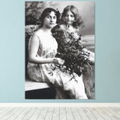 Tijdloos portret van moeder en dochter canvas afdruk (Insitu (Houten vloer))