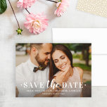 Tijdloos type witte foto overlay bruiloft save the date<br><div class="desc">Kondig uw bruiloft in stijl aan met deze tijdloze bewaar de datumaankondigingskaarten die uw landschaps verloving foto met een vet lettertype overlay-ontwerp bevatten. Bevat eenvoudige bewoordingen op de voorkant die kunnen worden gepersonaliseerd met alle belangrijke details, waaronder een trouwwebsite. Opmerking: het filter voor donkere fotoverlopen is inbegrepen voor contrast met...</div>