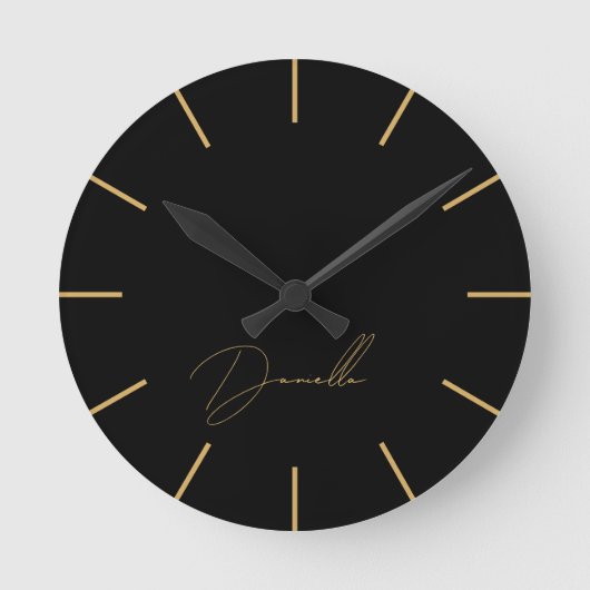 Tijdloze Black & Gold Luxury Script Naam Ronde Klok (Voorkant)