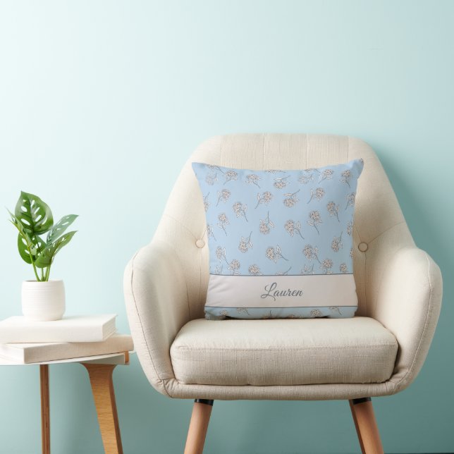 Tijdloze botanische bloem zachte blauwe monogram  kussen (Stoel)