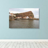 Tijdloze charme van de haven van Staithes Canvas Afdruk (Insitu (Houten vloer))