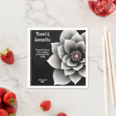 Tijdloze Elegantie: Black & Silver Blossom Wedding Servet (Insitu)