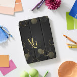 tijdloze luxe | Minimaal monogram iPad Pro Cover<br><div class="desc">Upgrade uw technische accessoires met een vleugje sophisticatie. De tijdloze luxe | Het Minimal Monogram iPad Pro Hoesje heeft een strakke zwarte achtergrond, versierd met elegante gouden geometrische accenten, waardoor een moderne maar klassieke look ontstaat. Personaliseer het met uw initialen voor een echt op maat gemaakte touch. Functies: ✅ Premium...</div>