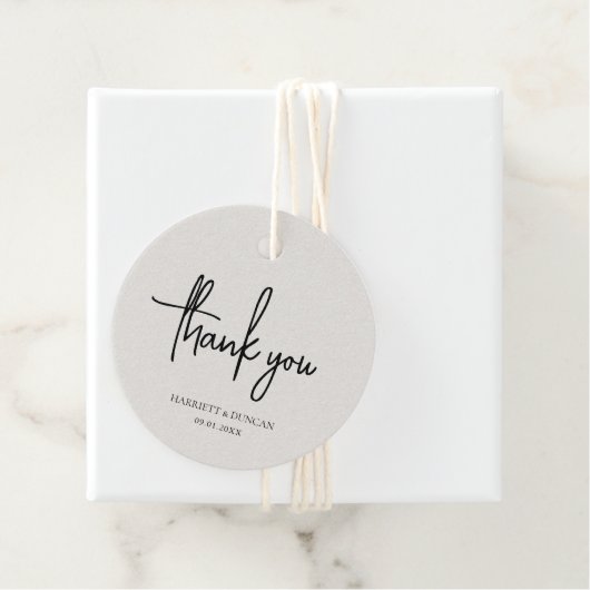 Tijdloze neutrale beige elegante bruiloft bedankjes labels (In situ)