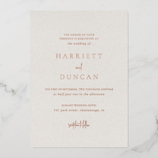 Tijdloze neutrale beige elegante bruiloft folie uitnodiging (Voorkant)