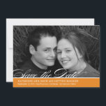 Tijdloze Script Foto Save The Date - Oranje<br><div class="desc">Je gasten zullen deze chique en tijdloze Save The Date-kaarten onweerstaanbaar vinden terwijl ze uitkijken naar het vieren van jullie speciale dag. Meer kleuren beschikbaar op berryberrysweet.com</div>