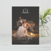 Tijdloze Vines Monogram Crest Trouwfoto Bedankkaart (Staand voorkant)