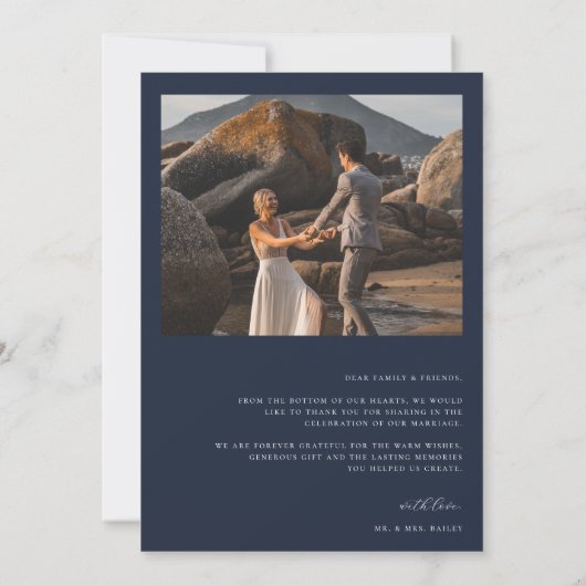 Tijdloze Vines Monogram Crest Trouwfoto Bedankkaart (Achterkant)